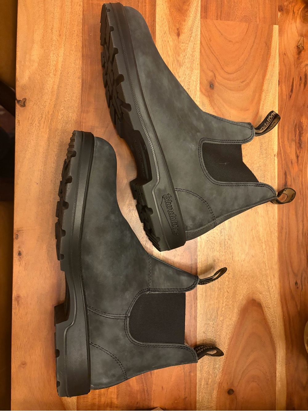 Men’s mint condition Blundstone Classics, size 8.5, in Rustic Black.